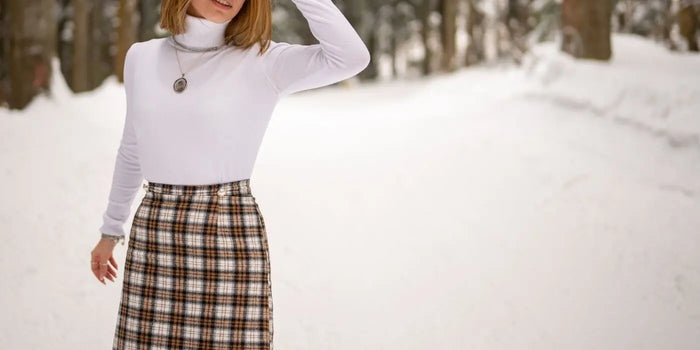 Femme portant une jupe d'hiver en tweed.