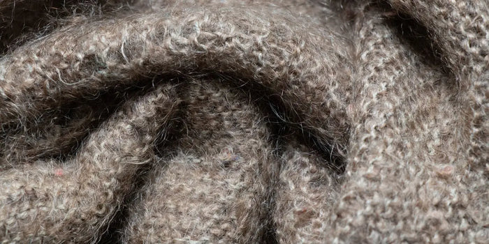 Maille en laine douce pour la confection d'une jupe.