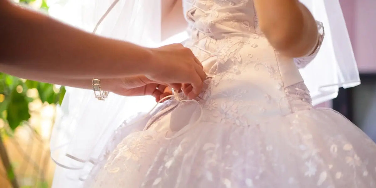 Mariée dont la robe est fermée par un corset.