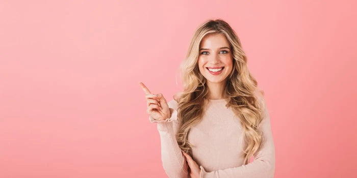 Femme portant des caches-tétons pour petite poitrine.