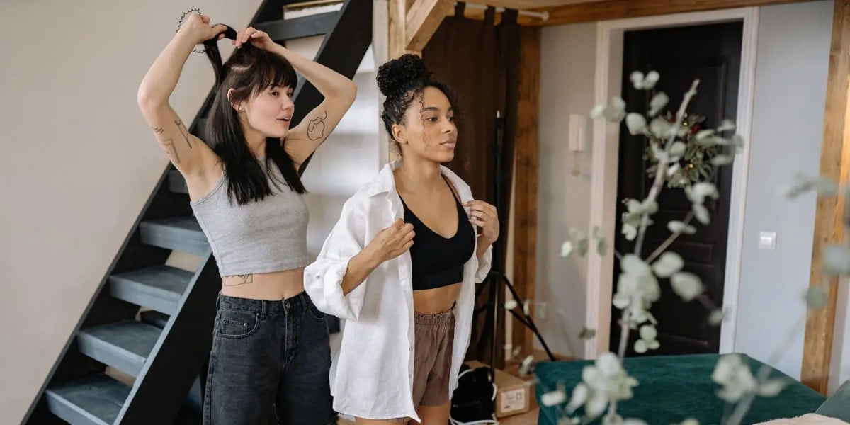 Deux femmes portant des body sans les attacher.