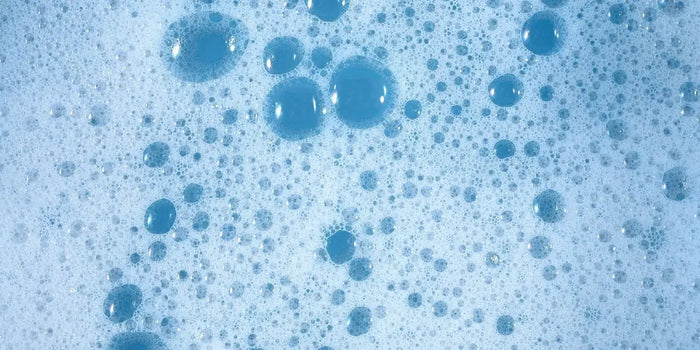 Eau tiède savonneuse pour le nettoyage des soutiens-gorge adhésifs.