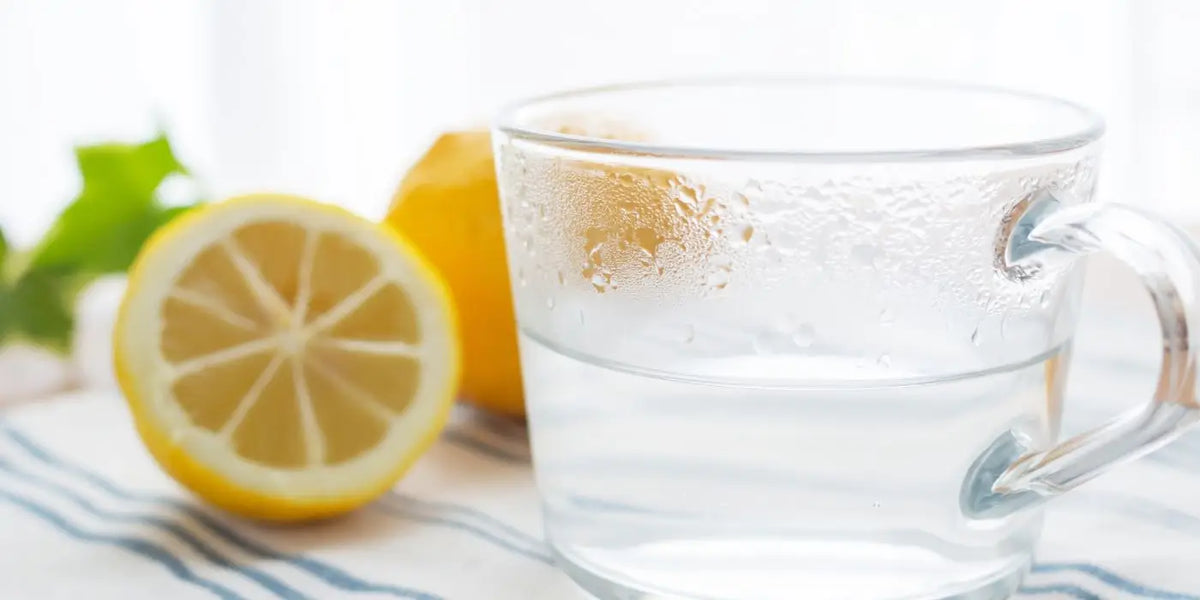 Eau tiède pour laver un soutien-gorge adhésif.