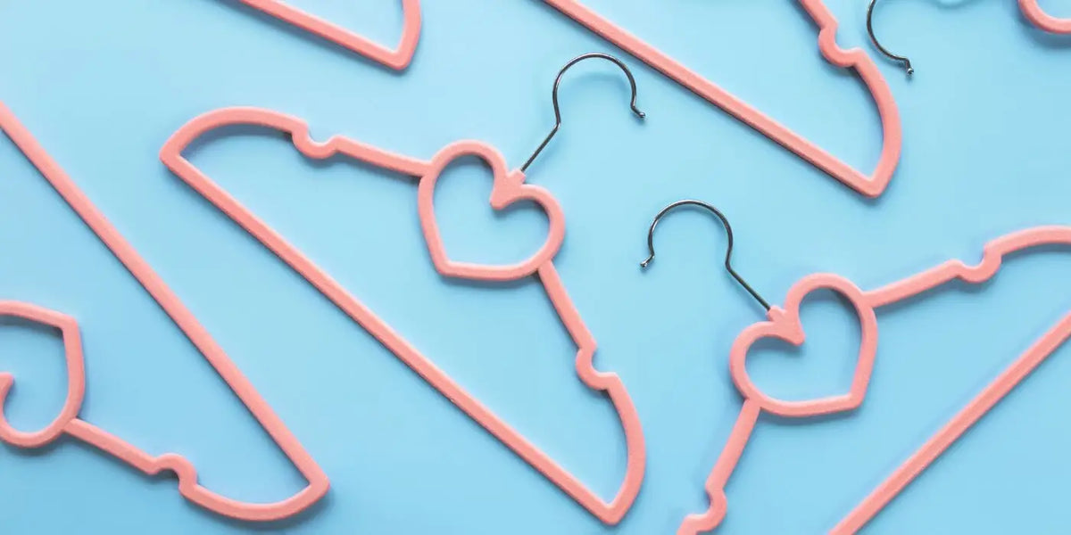 Cintres roses en forme de cœurs sur fond bleu.