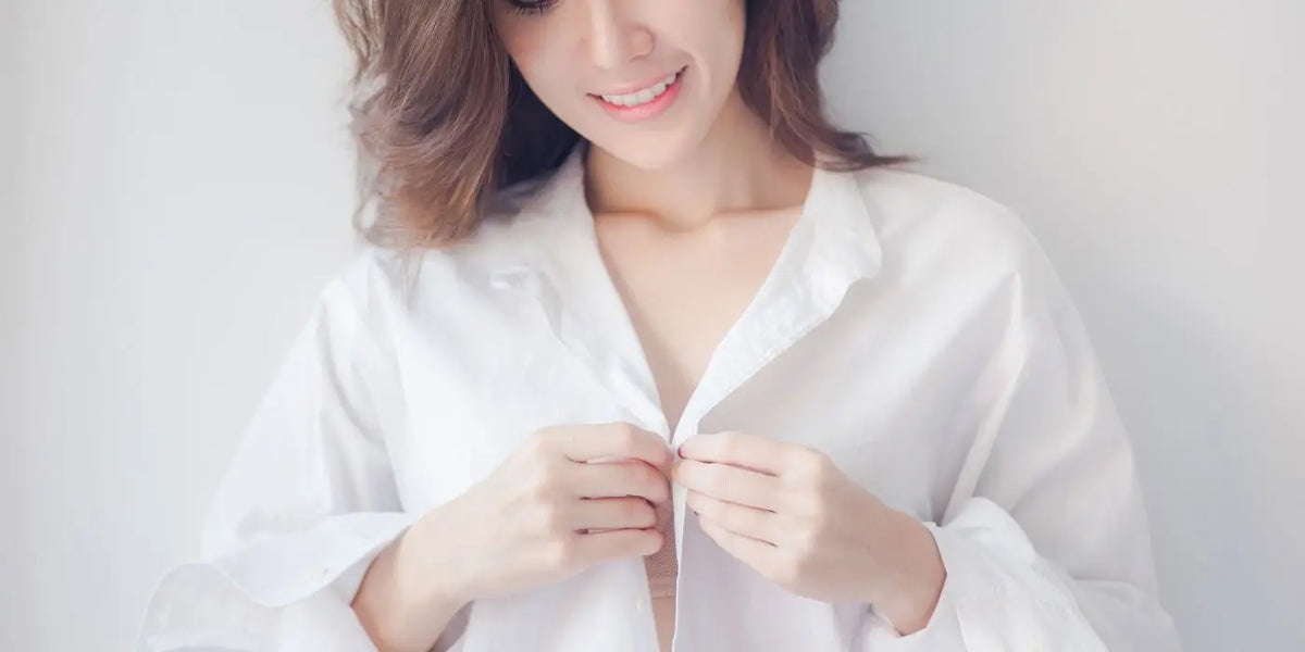 Femme portant une robe chemise élégante.