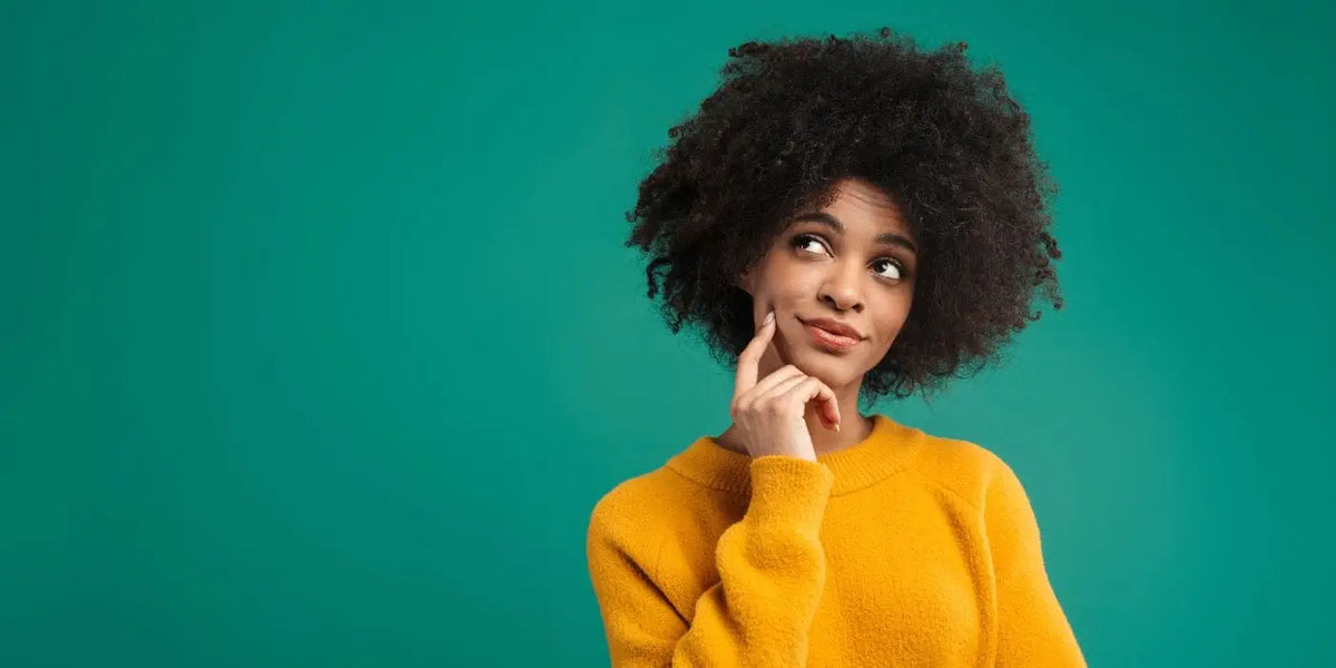 Femme s'interrogeant sur la popularité des soutiens-gorge adhésifs.