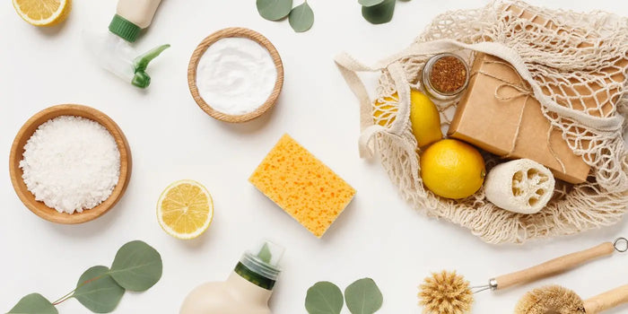 Produits pour nettoyer un soutien-gorge adhésif.