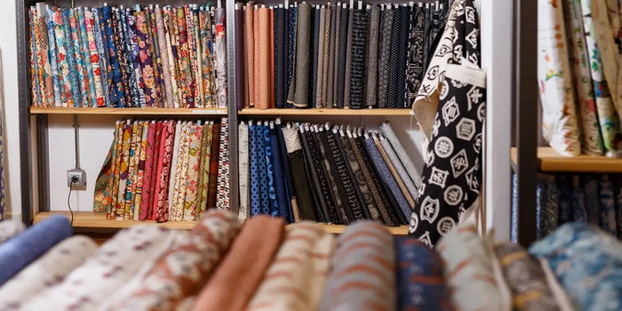 Sélection de tissus à motifs pour coudre une robe d'été.