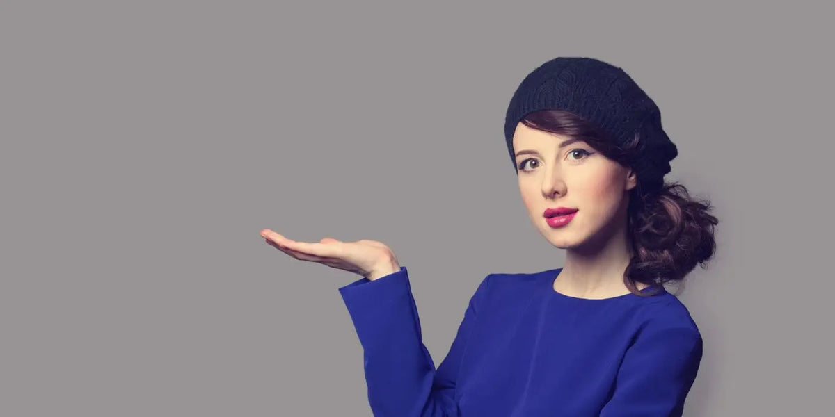 Femme portant une robe bleu marine.