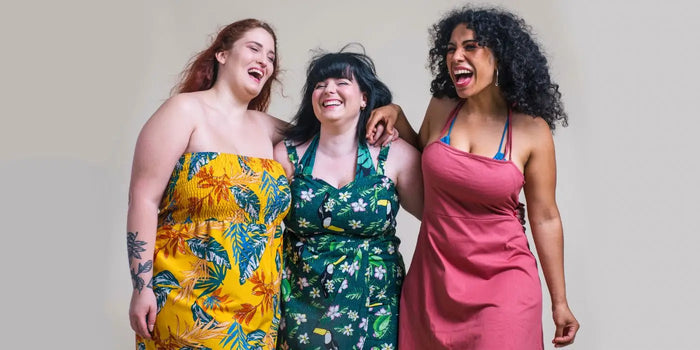 Trois femmes rondes portant des modèles de robes différents.