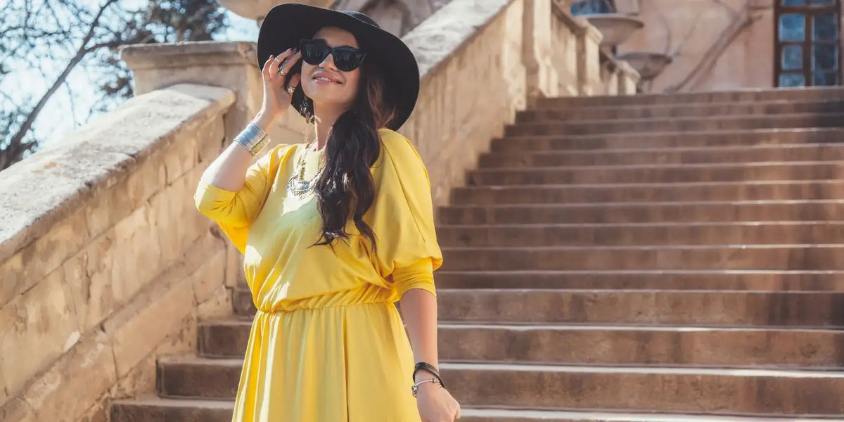 Femme portant une robe jaune fluide.