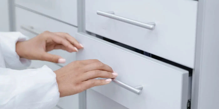 Femme qui ouvre un tiroir à lingerie.