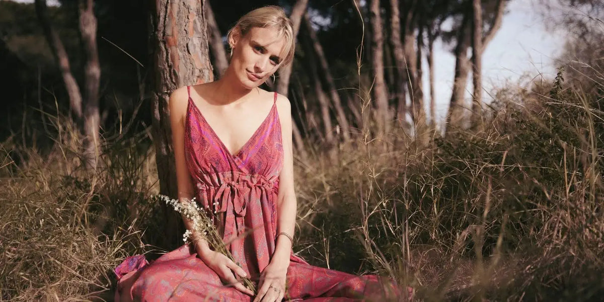 Femme portant une robe bohème aux imprimés ethniques.