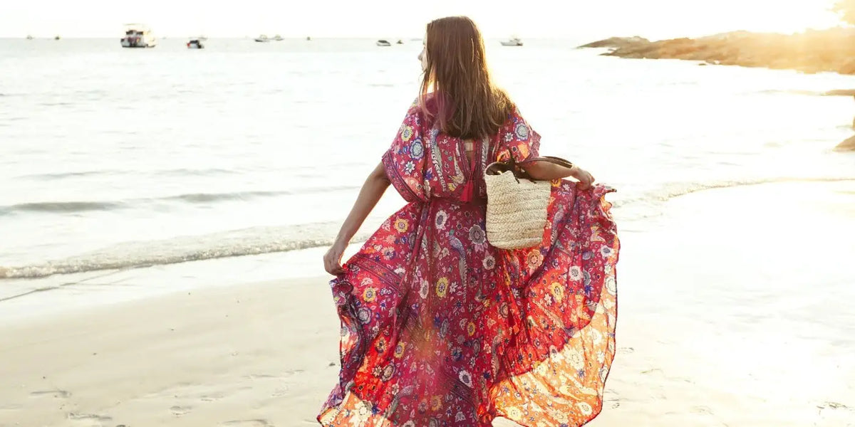 Femme portant une robe bohème romantique sur la plage.