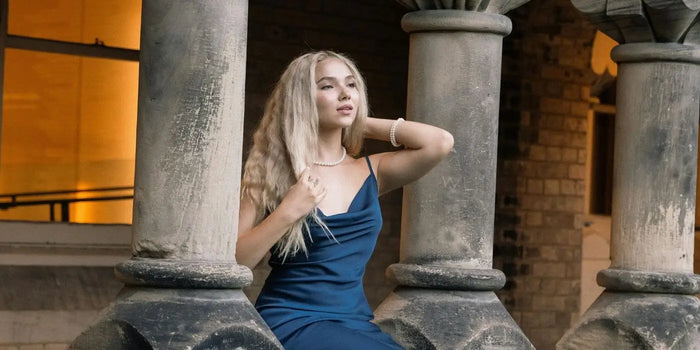 Femme portant une robe de soirée bleue en satin.