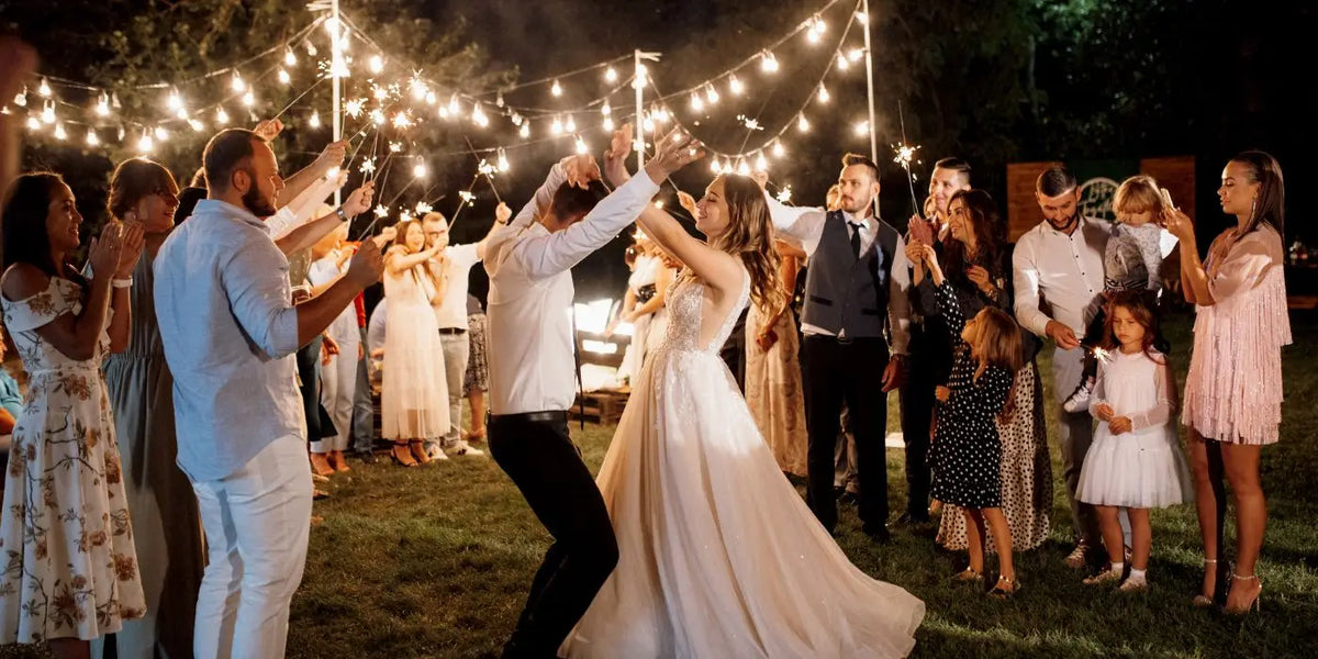 Couples de mariés  dansant, la femme porte une robe longue.