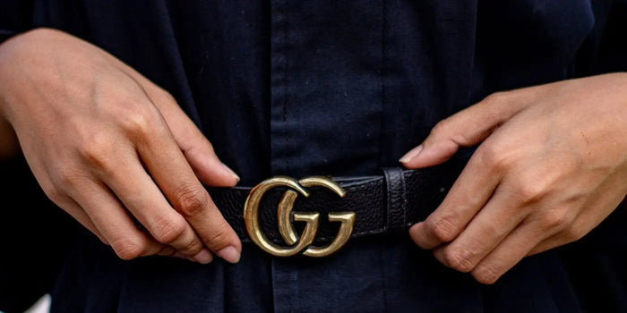 Femme portant une ceinture sur une robe pull.