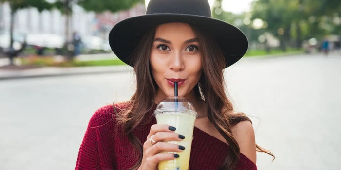 Femme portant une robe pull épaule dénudée.