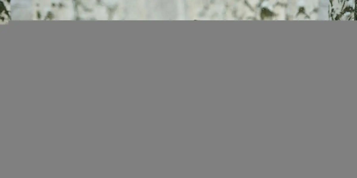 Femme portant une robe pull blanche cintrée.