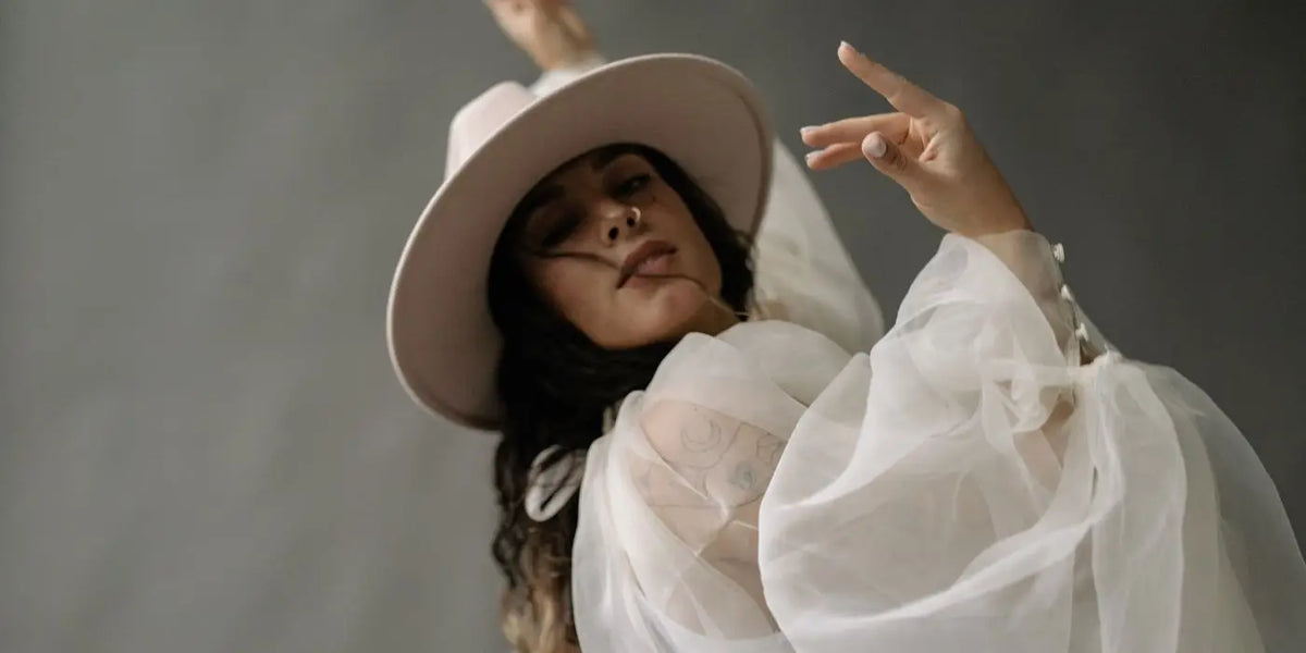 Femme portant une robe transparente blanche à manches bouffantes.