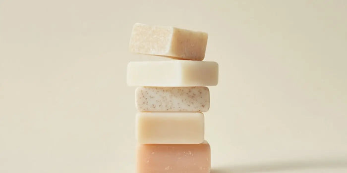 Savons doux pour nettoyer un soutien-gorge adhésif.