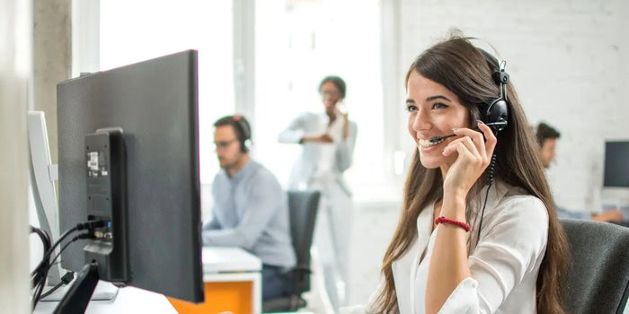 Femme travaillant au service après-vente d'une boutique en ligne.