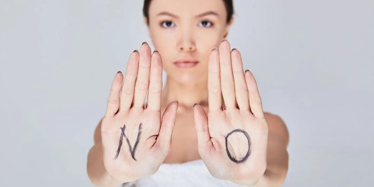 Femme qui refuse un soutien-gorge adhésif bon marché.