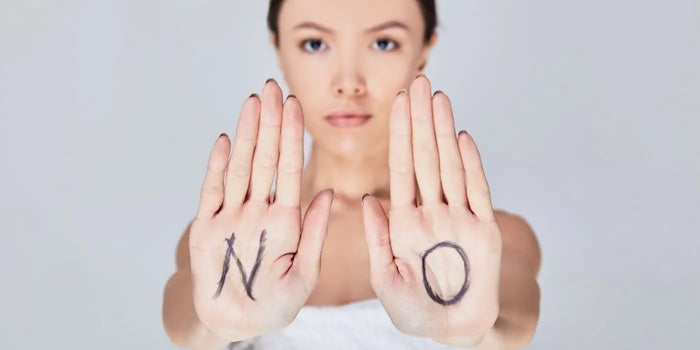 Femme qui refuse un soutien-gorge adhésif bon marché.