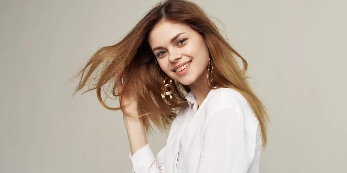 Femme portant un soutien-gorge adhésif sous une chemise voile transparente.