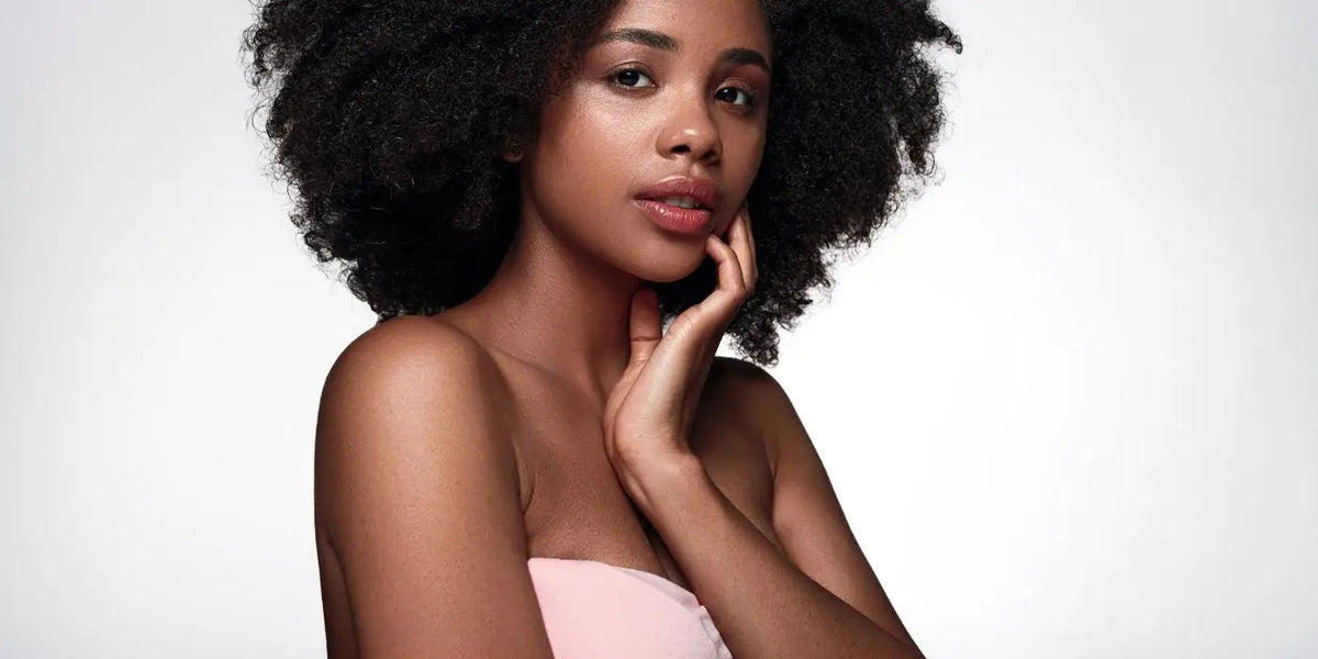 Femme portant un soutien-gorge adhésif.