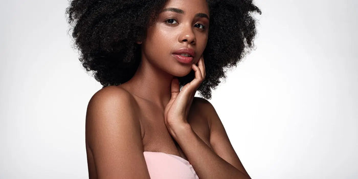 Femme portant un soutien-gorge adhésif.