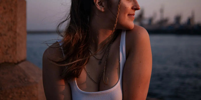 Femme portant un soutien-gorge adhésif pour créer un décolleté.