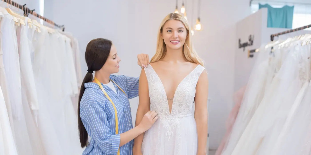 Femme portant une robe de mariage décolleté, avec un soutien-gorge adhésif invisible.