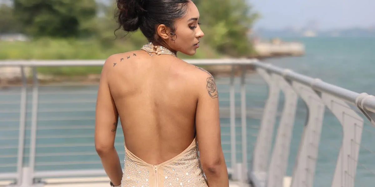 Femme portant une robe dos nu