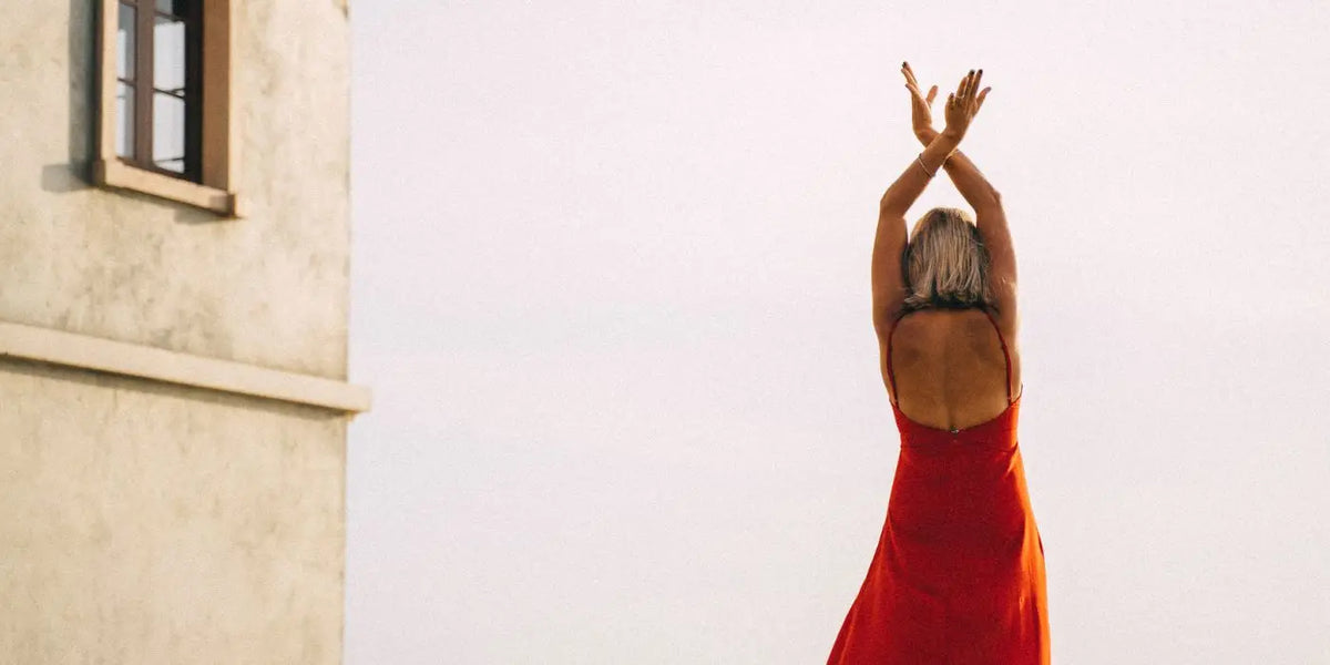 Femme portant une robe rouge dos nu. 