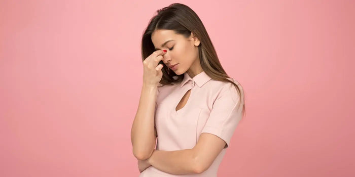 Femme contrariée par sa tenue gâchée par une lingerie de mauvaise qualité.