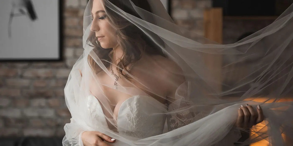 Femme portant une robe de mariée audacieuse.