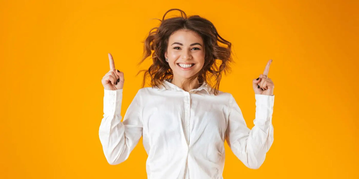 Femme souriante portant un soutien-gorge adhésif pour petite poitrine.