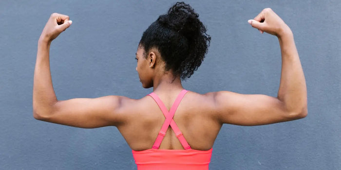 Femme musclée, portant une brassière de sport renforcée.