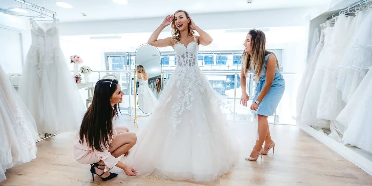 Femme portant une robe de mariée dos nu.