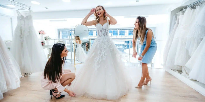 Femme portant une robe de mariée dos nu.