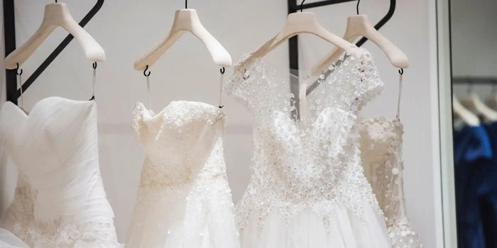 Robes en dentelle et en tulle.
