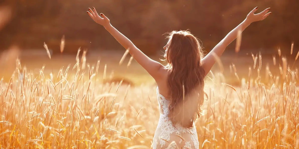 Femme en robe de mariée portant un soutien-gorge adhésif sans armatures.