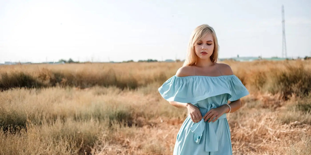 Femme portant une robe sans bretelles.