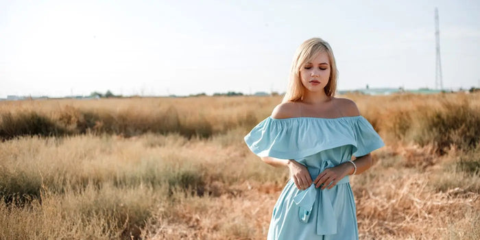 Femme portant une robe sans bretelles.