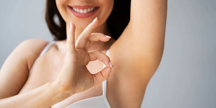 Femme en soutien-gorge, indiquant son confort grâce à un signe de la main.