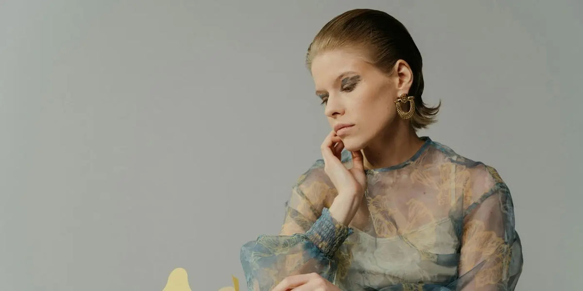 Femme portant une tunique transparente.