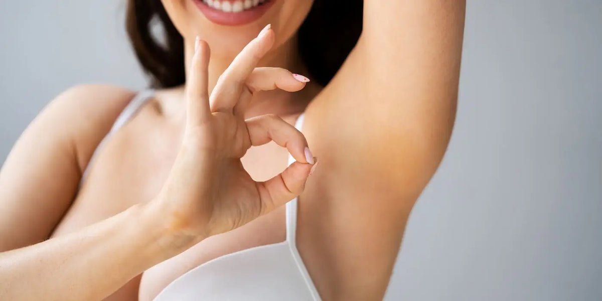 Femme heureuse de porter un soutien-gorge.