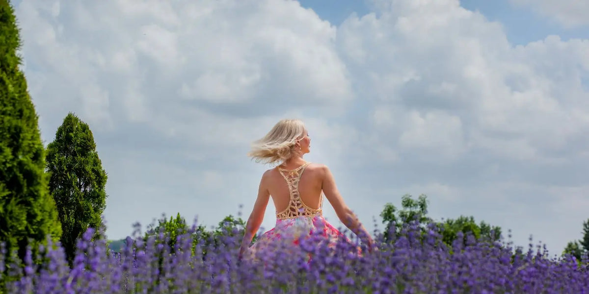 Femme portant une robe dos nu dont le soutien-gorge est caché.