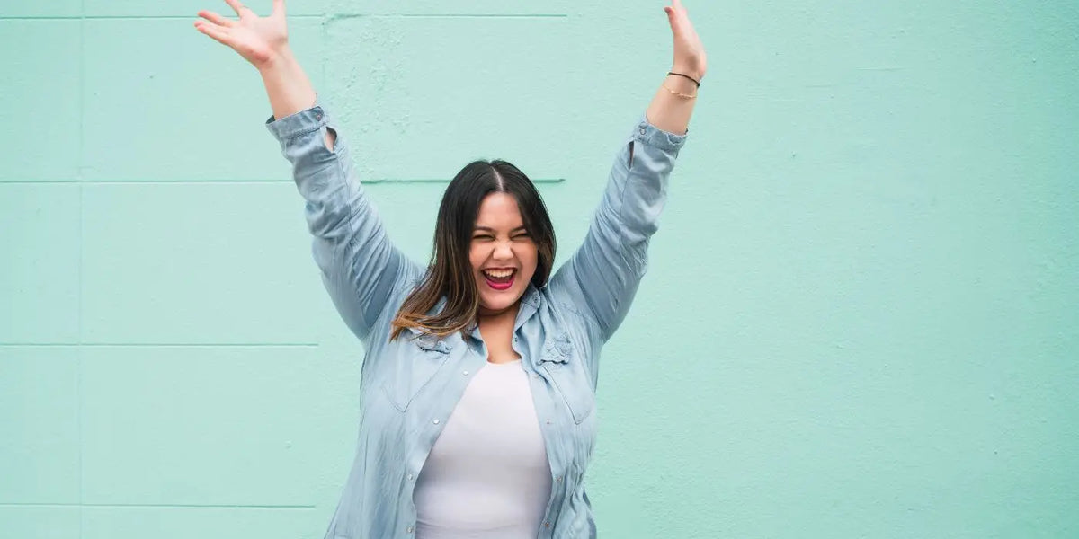 Femme à forte poitrine heureuse d'avoir enfin trouvé un soutien-gorge adapté.